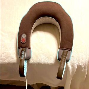 Homedics. Neck and Shoulder Massager. Pillow with Vibration.